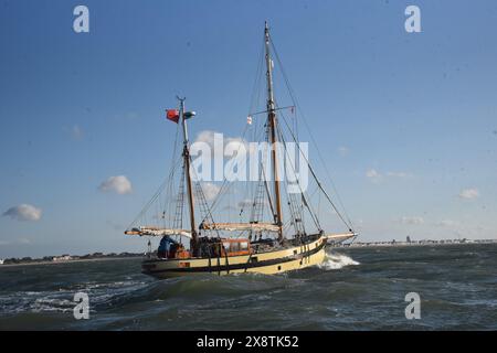 La nostra piccola nave Lizzie Dunkirk lascia Ostenda e passa per le spiagge e la Mole a Dunkerque 84 anni dopo. Foto Stock