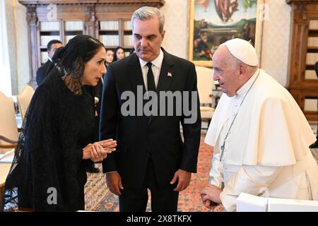 Vaticano, Vaticano. 27 maggio 2024. **NO LIBRI** Italia, Roma, Vaticano, 2024/5/27. Papa Francesco ha ricevuto in udienza privata il Sig. Luis Abinader, Presidente della Repubblica Dominicana al Vaticano Fotografia dai MEDIA VATICANI / Catholic Press Photo Credit: Independent Photo Agency/Alamy Live News Foto Stock