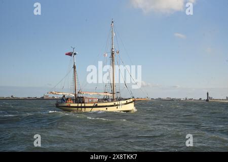 La nostra piccola nave Lizzie Dunkirk lascia Ostenda e passa per le spiagge e la Mole a Dunkerque 84 anni dopo. Foto Stock