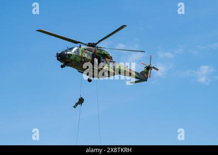 GAP Tallard Airshow, Francia, 26 maggio 2024. Elicottero dell'esercito francese NH90 Caiman ALAT che mostra una caduta di truppe nel cielo Foto Stock