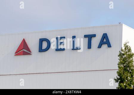 Primo piano del segnale Delta sull'edificio dell'aeroporto internazionale di Seattle-Tacoma a SeaTac, WA, USA Foto Stock