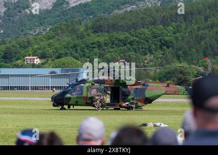 GAP Tallard Airshow, Francia, 26 maggio 2024. Elicottero dell'esercito francese che sta facendo una dimostrazione sul campo d'aviazione Foto Stock