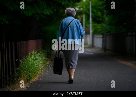 Varsavia, Polonia. 23 maggio 2024. Una donna anziana con una borsa della spesa viene vista camminare in un parco di Varsavia, Polonia, il 23 maggio 2024. (Foto di (foto di Jaap Arriens/Sipa USA) credito: SIPA USA/Alamy Live News Foto Stock