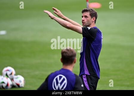 Jena, Germania. 27 maggio 2024. Calcio: Squadra nazionale, preparazione al campionato europeo di casa, sessione pubblica di allenamento per la squadra DFB presso il campo sportivo Ernst Abbe. Thomas Müller durante l'allenamento. Crediti: Federico Gambarini/dpa/Alamy Live News Foto Stock