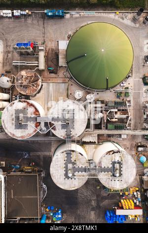 Vista aerea direttamente sopra serbatoi di stoccaggio ndustriali o silos in un impianto chimico o alimentare con spazio di copia e orientamento verticale Foto Stock