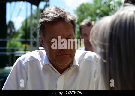 27.05.2024 xkhx Kassel, Hessenkampfbahn BÜNDNIS 90/DIE Grünen - Wahlkampftour zur Wahl zum 10. Europäischen Parlament Bild zeigt: Robert Habeck, Vizekanzler und Wirtschaftsminister, *** 27 05 2024 xkhx Kassel, Hessenkampfbahn BÜNDNIS 90 DIE Grünen campagna per l'elezione al decimo Parlamento europeo immagine mostra Robert Habeck, Vice-Cancelliere e Ministro degli affari economici, KH Foto Stock