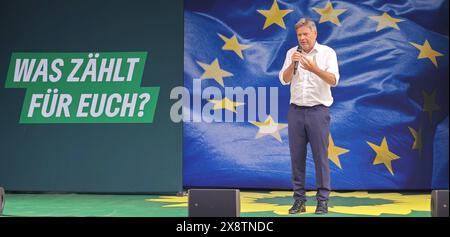 27.05.2024 xkhx Kassel, Hessenkampfbahn BÜNDNIS 90/DIE Grünen - Wahlkampftour zur Wahl zum 10. Europäischen Parlament Bild zeigt: Robert Habeck, Vizekanzler und Wirtschaftsminister, *** 27 05 2024 xkhx Kassel, Hessenkampfbahn BÜNDNIS 90 DIE Grünen campagna per l'elezione al decimo Parlamento europeo immagine mostra Robert Habeck, Vice-Cancelliere e Ministro degli affari economici, KH Foto Stock