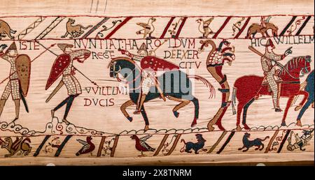 BAYEUX, FRANCIA, 14 MAGGIO 2024: Arazzo di Bayeux, illustra la battaglia di Hastings dell'anno 1066, conquista normanna dell'Inghilterra Foto Stock