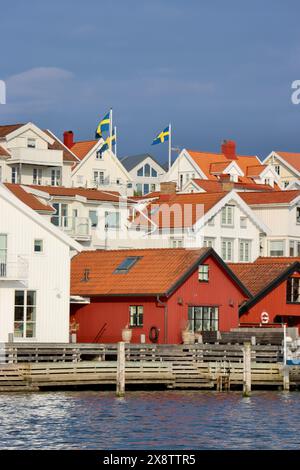 Destinazione estiva svedese: Villaggio di Fjällbacka e porto sulla costa occidentale della Svezia vicino al mare del Nord nel giugno 2023 Foto Stock