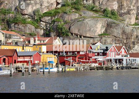 Destinazione estiva svedese: Villaggio di Fjällbacka e porto sulla costa occidentale della Svezia vicino al mare del Nord nel giugno 2023 Foto Stock