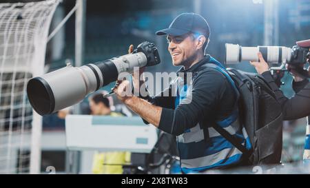 Addetto stampa professionale, fotografi sportivi con fotocamera Zoom Lens Shooting Football Championship Match on Stadium. Coppa internazionale, torneo mondiale. Fotografia, giornalismo e media Foto Stock