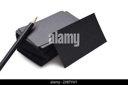 biglietti da visita neri con matita isolata su sfondo bianco Foto Stock
