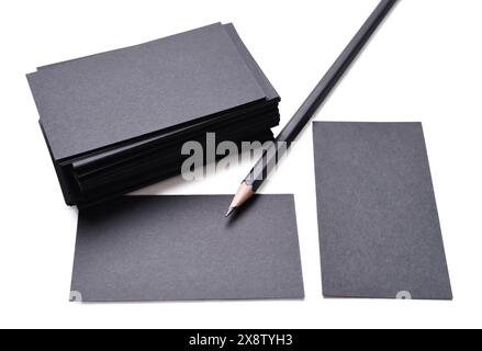 biglietti da visita neri con matita isolata su sfondo bianco Foto Stock