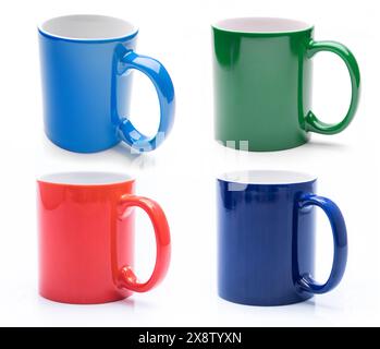 Set di quattro tazze colorate lucide isolate su sfondo bianco Foto Stock