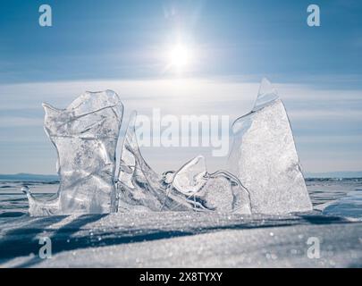 La luce del sole illumina le limpide formazioni di ghiaccio sul lago ghiacciato Baikal durante l'inverno Foto Stock