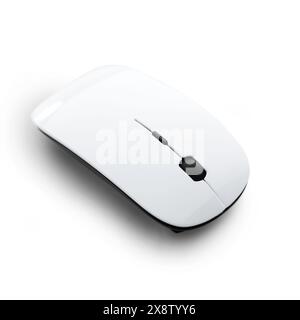 Mouse wireless bianco per computer con pad su sfondo in legno Foto Stock