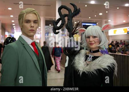 Un Cosplayer maschio e femmina che posa per le foto al MCM Comic con Foto Stock
