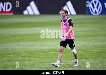 Jena, Germania. 27 maggio 2024. Calcio: Squadra nazionale, preparazione al campionato europeo di casa, sessione pubblica di allenamento per la squadra DFB presso il campo sportivo Ernst Abbe. Thomas Müller in azione durante l'allenamento. Crediti: Federico Gambarini/dpa/Alamy Live News Foto Stock