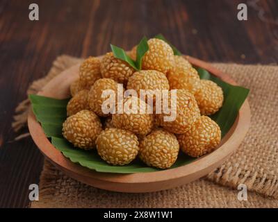 Onde-onde, spuntini tradisionali indonesiani a base di farina di riso glutinosa ripiena di fagioli dolci mung e ricoperta di semi di sesamo, onde onde onde Foto Stock