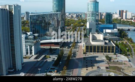 Serbia, Belgrado - 26 agosto 2023: Vista dall'alto della splendida architettura della città moderna in estate. Riproduci filmati. Splendida architettura degli edifici di Foto Stock