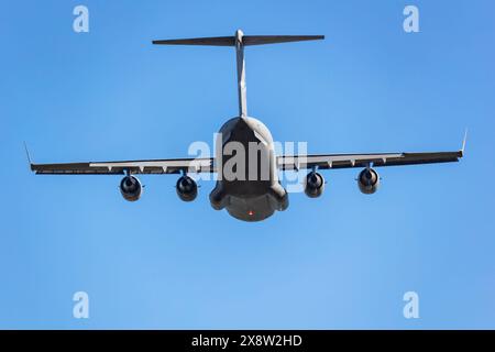 Papa, Ungheria - 14 maggio 2024: Aereo da trasporto strategico NATO SAC Heavy Airlift Wing Boeing C-17A Globemaster III presso la base aerea. Volo militare. Aviatio Foto Stock