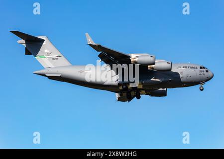 Papa, Ungheria - 14 maggio 2024: Boeing C-17A Globemaster III dell'aeronautica STATUNITENSE presso la base aerea. Volo militare. Aviazione e aerei Foto Stock