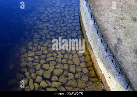 Primavera a Trondheim, vista sul fondo del fiume Nidelva e passeggiata lungo il fiume Foto Stock