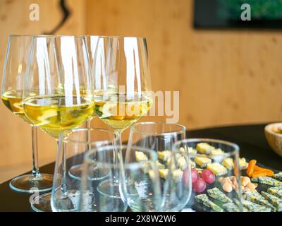 Degustazione di vino bianco e una selezione di formaggio blu Foto Stock