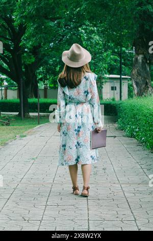 La giovane donna teneva in mano una Bibbia e cercava di imparare e comprendere gli insegnamenti di Dio dalla Bibbia che teneva. Concetti di fede e potere di Foto Stock