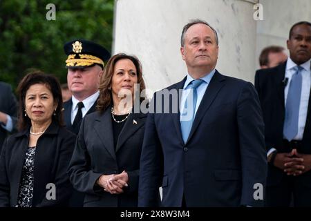 Arlington, Stati Uniti. 27 maggio 2024. Il vicepresidente Kamala Harris e il secondo gentiluomo Doug Emhoff assistono alla 156a cerimonia di osservazione del National Memorial Day nel Memorial Amphitheater presso il cimitero nazionale di Arlington ad Arlington, Virginia, lunedì 27 maggio 2024. Foto di Bonnie Cash/UPI credito: UPI/Alamy Live News Foto Stock