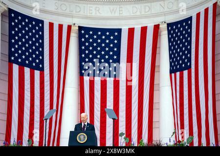 Arlington, Stati Uniti. 27 maggio 2024. Il presidente Joe Biden parla durante la 156a cerimonia di osservazione del National Memorial Day nel Memorial Amphitheatre presso l'Arlington National Cemetery ad Arlington, Virginia, lunedì 27 maggio 2024. Foto di Bonnie Cash/UPI credito: UPI/Alamy Live News Foto Stock