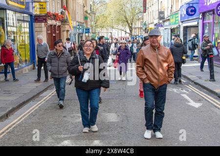 Guida turistica che conduce un gruppo di turisti in un tour a piedi della storica città di Bath, Somerset Foto Stock