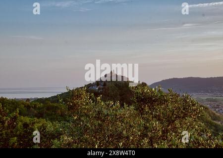 Vista pittoresca di Nicola di Ortonovo, un affascinante paesino incastonato tra Liguria e Toscana, l'immagine cattura il villaggio sulla cima di una collina. Foto Stock