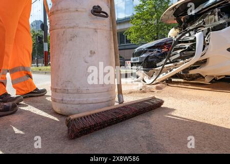 Fusto di plastica con granuli per legare l'olio in caso di incidente Foto Stock