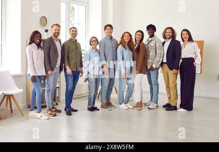 Ritratto di gruppo di colleghi diversi, creativi, intelligenti e divertenti che sorridono alla fotocamera. Foto Stock