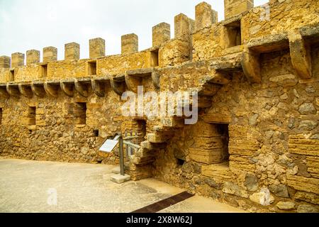 Viaggiando nell'entroterra, sulla splendida e soleggiata isola delle Baleari di Maiorca, verso il Castell de Capdepera - Spagna Foto Stock