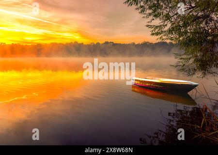 Fantastico tramonto al lago Max Eyth vicino a Stoccarda, Bad Cannstatt Foto Stock