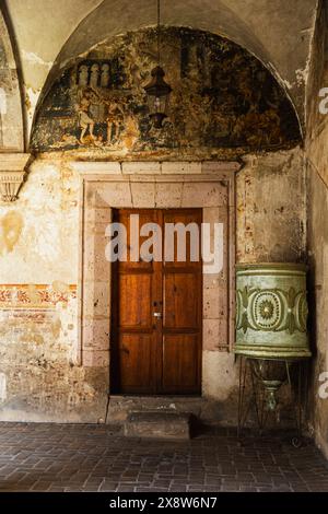 Yuriria, Messico, 26 maggio 2024: Vista esterna dell'ex convento agostiniano di San Pablo, costruito nell'anno 1550. Foto Stock