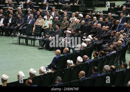 Teheran, Iran. 27 maggio 2024. I funzionari iraniani ascoltano un oratore durante la cerimonia di apertura del nuovo mandato del parlamento a Teheran. Lunedì ha segnato l'inizio del nuovo parlamento iraniano, che ha seguito le elezioni di marzo con la più bassa affluenza alla popolazione dalla rivoluzione islamica del 1979. I rivestimenti rigidi ora possono contenere più di 230 dei 290 posti. (Credit Image: © Rouzbeh Fouladi/ZUMA Press Wire) SOLO PER USO EDITORIALE! Non per USO commerciale! Foto Stock