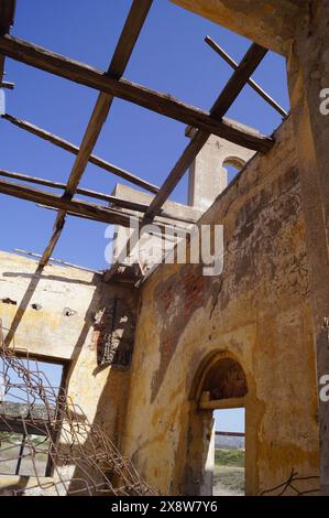 La vecchia fabbrica di seta abbandonata a Kattavia, Rodi (Grecia): Una vista del soffitto in rovina Foto Stock