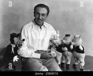 WALT DISNEY con una medaglia d'oro assegnata dalla People's Academy of New Movie Magazine che riconosce I TRE PORCELLINI 1933 come un "capolavoro" e "uno dei più grandi eventi cinematografici dell'anno". Walt Disney Productions / United Artists Foto Stock