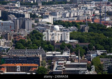 Parigi, Francia - 07 luglio 2017: L'Observatoire de Paris con alle spalle, la Chapelle Saint-Joseph-de-Cluny e la Maison d'arrêt de la Santé. Foto Stock
