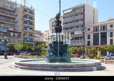 Patrasso, Grecia - aprile 27 2019: Fontana in piazza Georgiou i (in greco: Πλατεία Γεωργίου Αʹ), la piazza centrale di Patrasso, Grecia. La piazza è chiamata Foto Stock