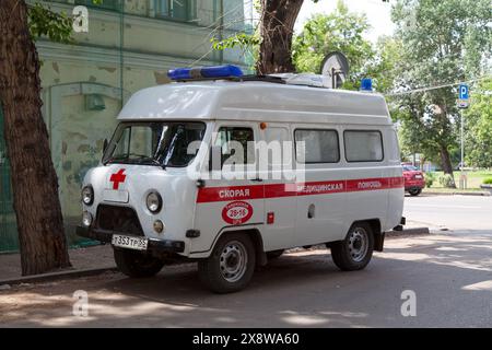 Omsk, Russia - 19 luglio 2018: Ambulanza parcheggiata in strada. Foto Stock