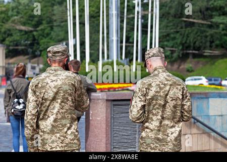 Kiev, Ucraina - 03 luglio 2018: Due giovani soldati camminano per strada. Foto Stock