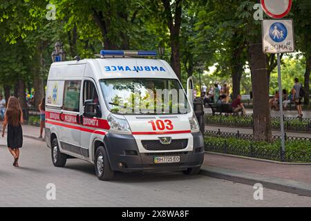 Odessa, Ucraina - giugno 28 2018: Ambulanza parcheggiata nel centro storico vicino al municipio di Odessa. Foto Stock