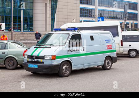 Kiev, Ucraina - 3 luglio 2018: Furgone della polizia parcheggiato fuori dalla stazione ferroviaria di Kiev-Pasazhyrskyi. Foto Stock