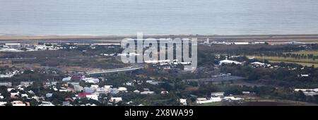 Sainte-Marie, riunione - settembre 28 2014: Vista dalla collina della città di Sainte-Marie con l'oceano, l'aeroporto internazionale di Rolland Garr Foto Stock