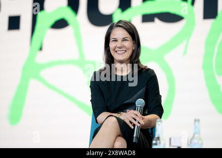 Berlino, Berlino, Germania. 27 maggio 2024. ANNALENA BAERBOCK, ministro degli Esteri tedesco, all'indirizzo: "žForeign policy in changing Times: Foreign Minister Baerbock in Conversation with Johnny Haeusler” al re:publica 2024 con il motto "Who CARES?” alla stazione di Berlino vicino a Gleisdreieck. I temi chiave sono la guerra in Ucraina e il conflitto di Gaza. (Credit Image: © Andreas Stroh/ZUMA Press Wire) SOLO PER USO EDITORIALE! Non per USO commerciale! Foto Stock