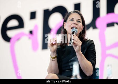 Berlino, Berlino, Germania. 27 maggio 2024. ANNALENA BAERBOCK, ministro degli Esteri tedesco, all'indirizzo: "žForeign policy in changing Times: Foreign Minister Baerbock in Conversation with Johnny Haeusler” al re:publica 2024 con il motto "Who CARES?” alla stazione di Berlino vicino a Gleisdreieck. I temi chiave sono la guerra in Ucraina e il conflitto di Gaza. (Credit Image: © Andreas Stroh/ZUMA Press Wire) SOLO PER USO EDITORIALE! Non per USO commerciale! Foto Stock
